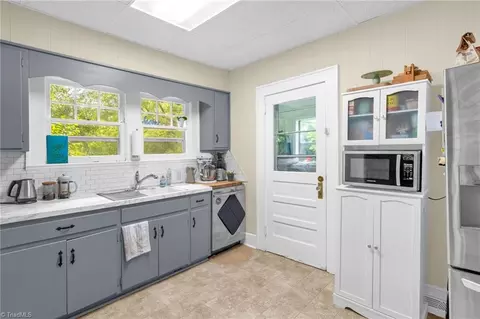 Kitchen - 910 Dayton Ave E, High Point, NC 27262 photo 3 of 3