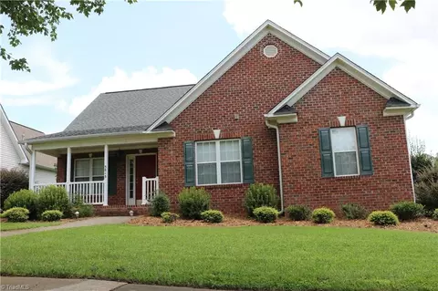 5815 Willowdale Dr, Pfafftown, NC 27040
