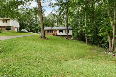 3390 Goslen Dr, Pfafftown, NC 27040