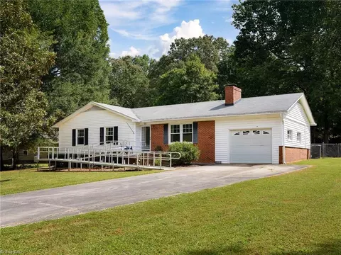 121 Richmond Dr, Lexington, NC 27295