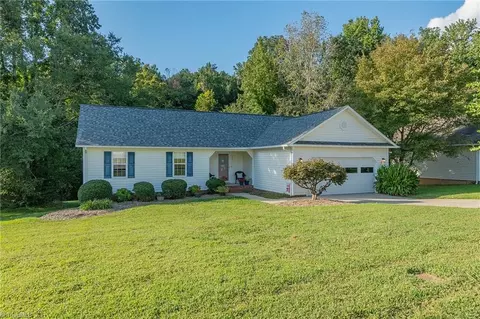 483 Colleen Dr, Thomasville, NC 27360