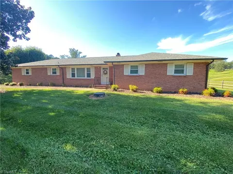 2547 Riverside Dr, Mount Airy, NC 27030