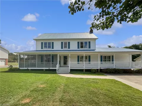 7001 Oakridge Dr, Lexington, NC 27295