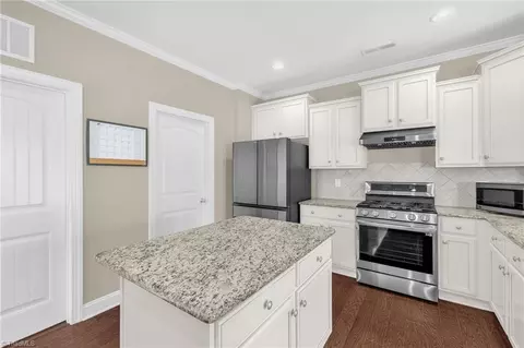 Kitchen - 2354 Hammock Dr, High Point, NC 27265 photo 4 of 4