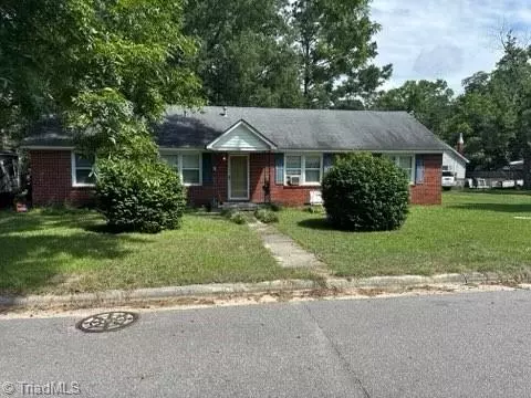 318 Elm St, Maxton, NC 28364