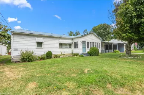 1 Westwood Ave, Thomasville, NC 27360