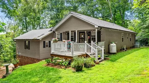 1973 Old Mountain Rd, Thomasville, NC 27360