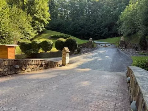 227 Meadow Crossing Rd, Mcgrady, NC 28649