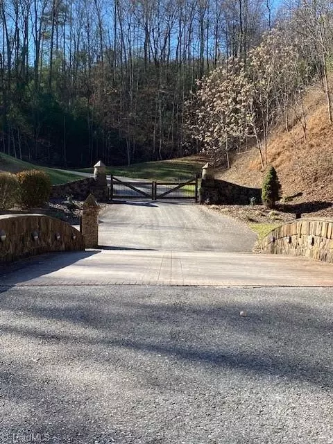 222 Lakeside Dr, Mcgrady, NC 28649