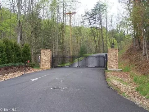 124 Fox Squirrel Cir, Mcgrady, NC 28649 photo 5
