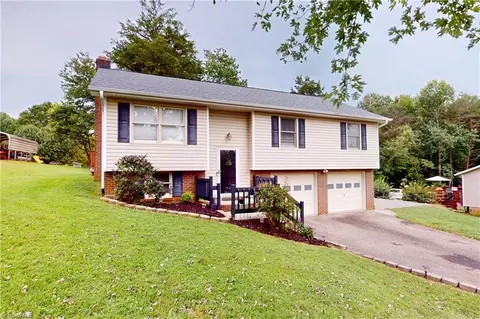 140 Cedar Knoll Dr, Mount Airy, NC 27030