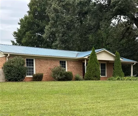 1800 Kerner Rd, Kernersville, NC 27284