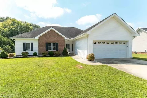 111 Hunters Horn Ln, Winston Salem, NC 27107