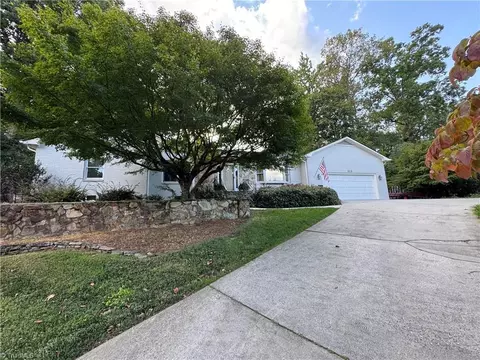 213 Mistletoe Dr, Greensboro, NC 27403