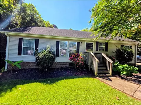 2922 Poinsetta Dr, Winston Salem, NC 27107