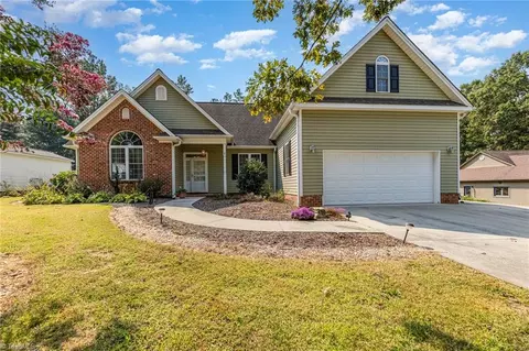 124 Chinaberry Ct E, Mocksville, NC 27028