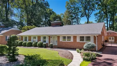 2909 Northampton Dr, Greensboro, NC 27408