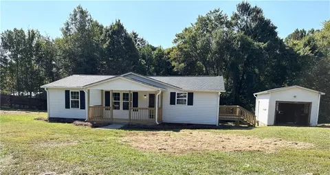 1020 Jennifer Ln, King, NC 27021