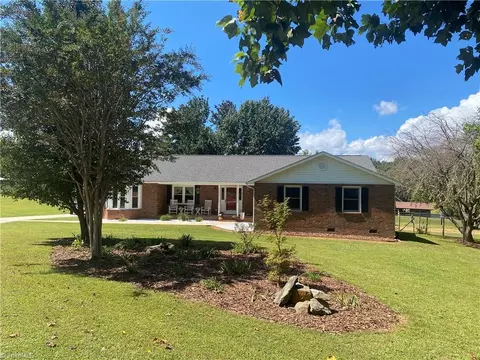 5163 Robin Ln, Randleman, NC 27317