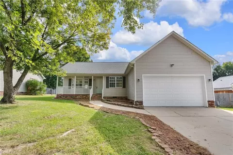 21 Oak Meadow Ln, Thomasville, NC 27360