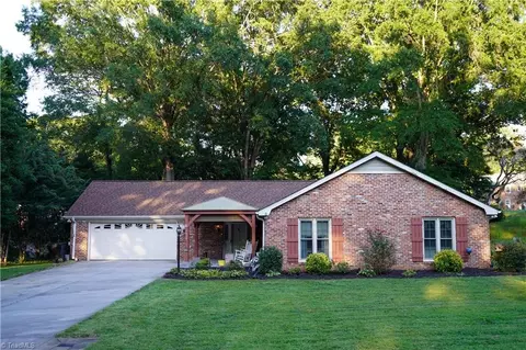 1035 Foothills Dr, Kernersville, NC 27284