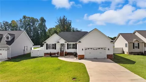 112 Brooke Ridge Dr, Thomasville, NC 27360