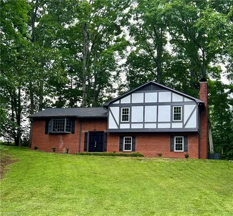 2154 Foxhunter Ct, Winston Salem, NC 27106