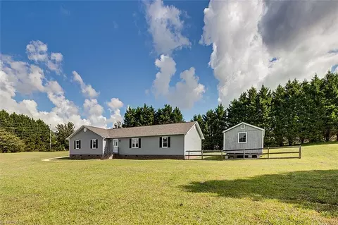 1410 Creekside Dr, Randleman, NC 27317