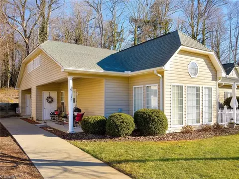 132 Brick Walk Ct W, Mocksville, NC 27028