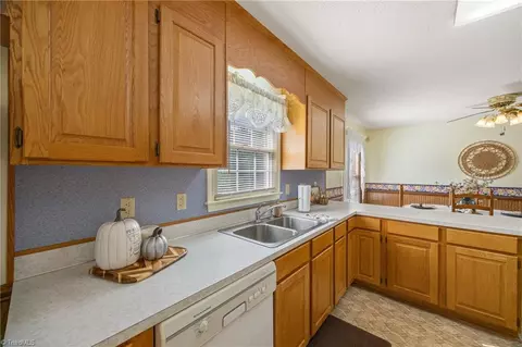 Kitchen - 2170 Mt Wesley Church Rd, Hiddenite, NC 28636 photo 3 of 5