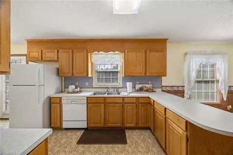 Kitchen - 2170 Mt Wesley Church Rd, Hiddenite, NC 28636 photo 4 of 5
