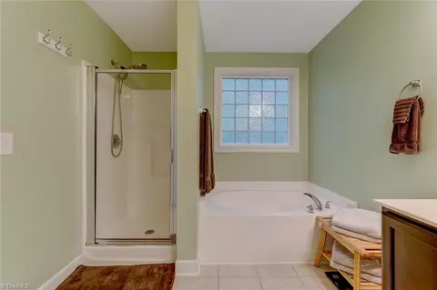 Bath - 2806 Splitbrooke Dr, High Point, NC 27265 photo 2 of 3