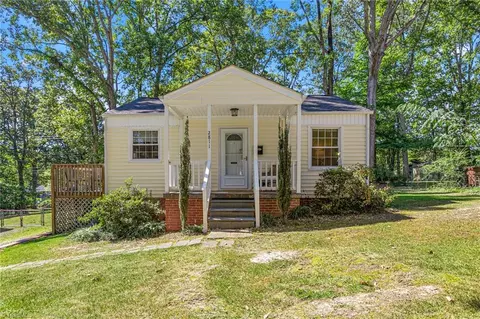 2811 Robin Hood Dr, Greensboro, NC 27403