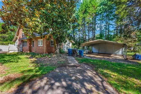 404 State St N, Yadkinville, NC 27055