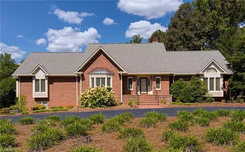 3141 Robinhood Rd, Winston Salem, NC 27106