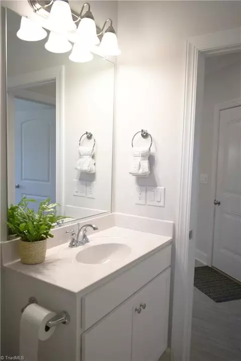 Bath - 4711 Willowstone Dr, High Point, NC 27265 photo 4 of 4
