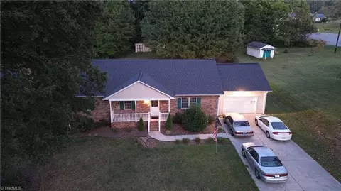 1155 Quail Hollow Rd, Kernersville, NC 27284
