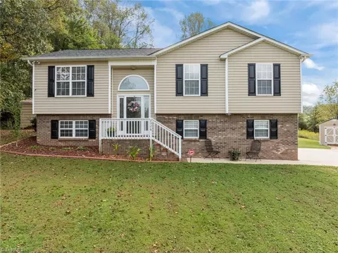 2326 Westfield Rd, Mount Airy, NC 27030