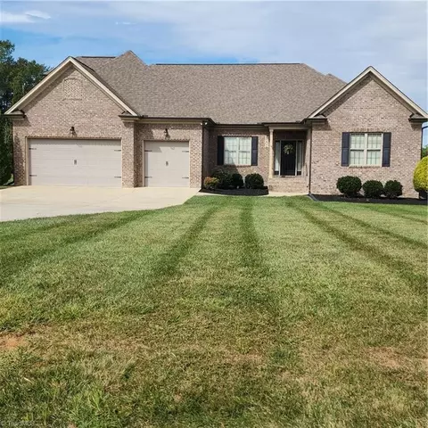 8204 Fortana Ct, Kernersville, NC 27284