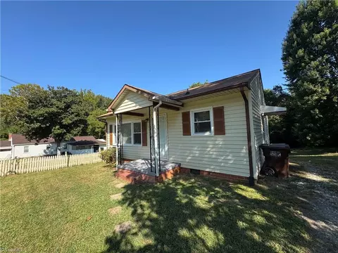 607 Martha Pl, High Point, NC 27263 photo 4