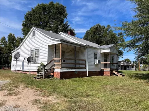 1000 Pine Circle Dr, High Point, NC 27265