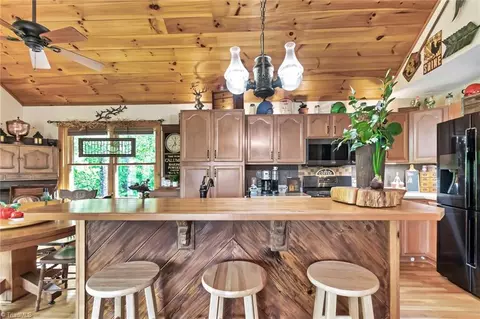 Kitchen - 979 Buck Mountain Rd, Purlear, NC 28665 photo 4 of 9