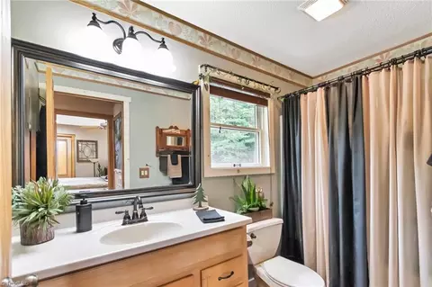 Bath - 979 Buck Mountain Rd, Purlear, NC 28665 photo 1 of 2
