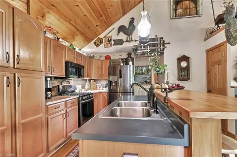 Kitchen - 979 Buck Mountain Rd, Purlear, NC 28665 photo 2 of 9