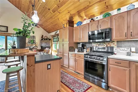 Kitchen - 979 Buck Mountain Rd, Purlear, NC 28665 photo 5 of 9