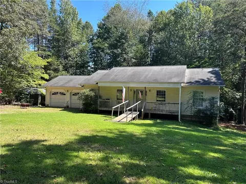 3821 View Ln, Yadkinville, NC 27055