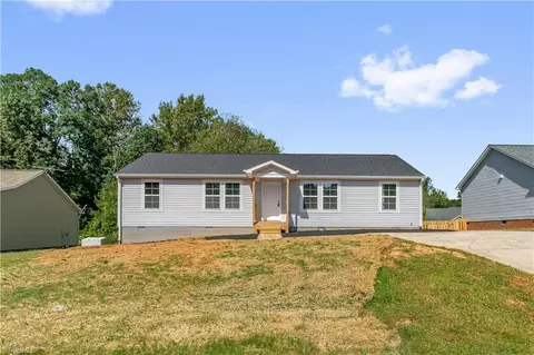 17 Grace Dr, Thomasville, NC 27360