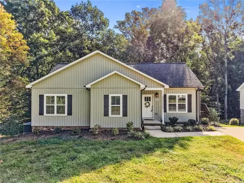 1206 Deerfield Dr, Reidsville, NC 27320