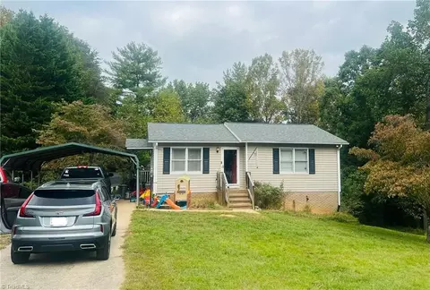 215 Oak Ridge Pl, Mount Airy, NC 27030