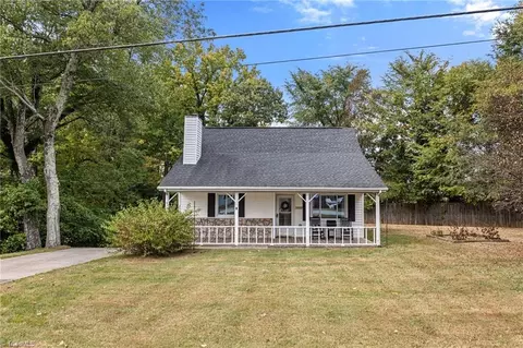 Exterior - 2919 Ingleside Dr, High Point, NC 27265 photo 2 of 9